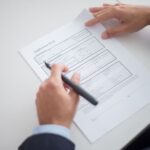 Een interim recruitment specialist die samenwerkt met een team om talent te werven in een moderne kantooromgeving.