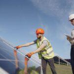 Een vrouw die informatie bekijkt over energieoplossingen zoals zonnepanelen en laadpalen in de HETTA energie kennisbank.