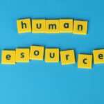 Een HR-specialist bespreekt WGA-strategieën met een team van werkgevers en uitzendkrachten in een vergaderruimte.